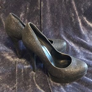 Black sparkling platform pumps